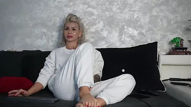 SquirtyFit Devil online show from November 15, 9:57 am