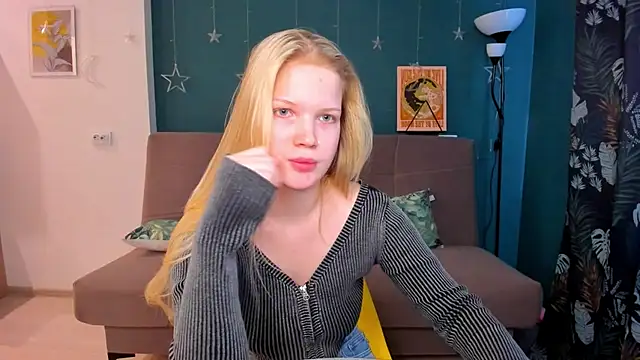 Snapshot of Xloe_Queen chatting on February 10, 9:25 am Xloe Queen online show from February 10, 9:25 am