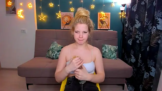 Snapshot of Xloe_Queen chatting on February 2, 2:34 pm Xloe Queen online show from February 2, 2:34 pm