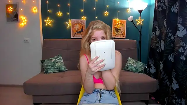 Snapshot of Xloe_Queen chatting on January 13, 8:05 am Xloe Queen online show from January 13, 8:05 am