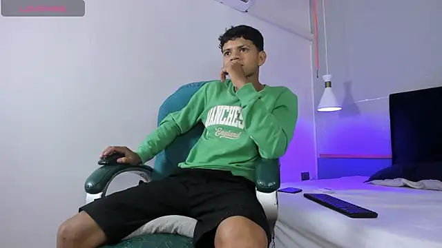 Snapshot of Jeffry_wolvess chatting on February 27, 11:37 pm Jeffry wolvess online show from February 27, 11:37 pm