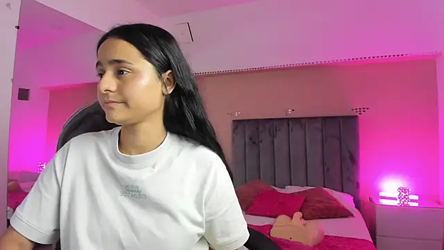 Giselle Roldan online show from April 10, 2:46 pm