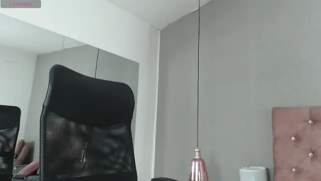 Snapshot of samaragrey18 chatting on January 24, 6:46 am samaragrey18 online show from January 24, 6:46 am