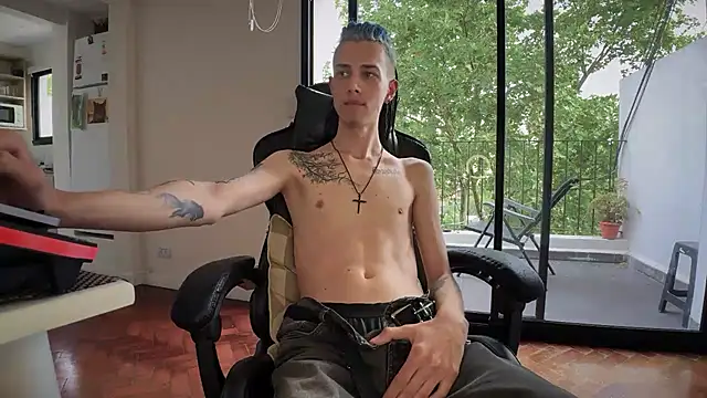 Snapshot of Den_BlueXx chatting on November 18, 8:01 pm Den BlueXx online show from November 18, 8:01 pm