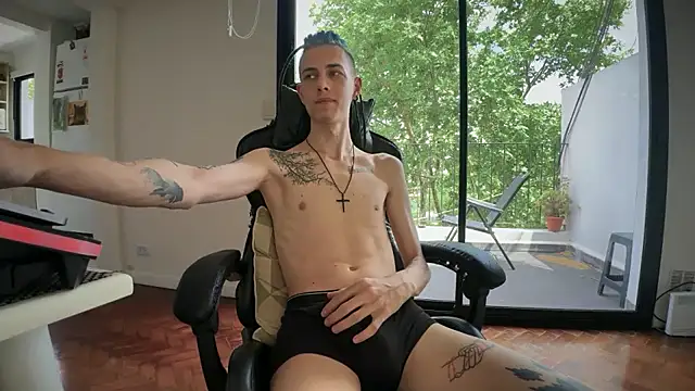 Snapshot of Den_BlueXx chatting on November 12, 4:55 pm Den BlueXx online show from November 12, 4:55 pm