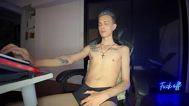 Snapshot of Den_BlueXx chatting on December 5, 6:01 am Den BlueXx online show from December 5, 6:01 am