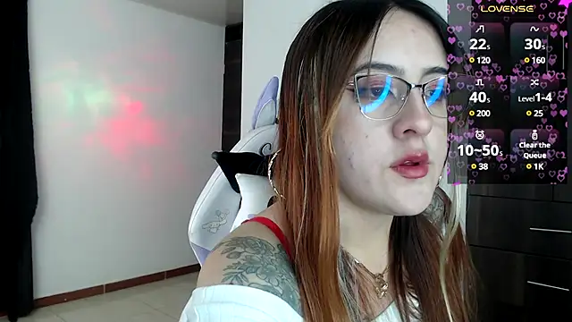 Snapshot of SarahXRusso chatting on December 11, 1:37 am SarahXRusso online show from December 11, 1:37 am