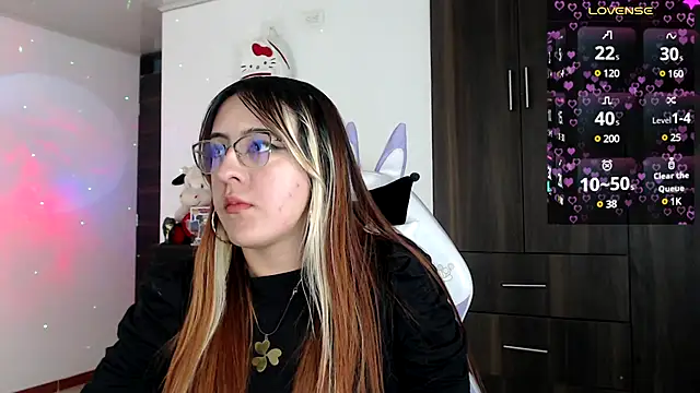 Snapshot of SarahXRusso chatting on December 18, 3:04 am SarahXRusso online show from December 18, 3:04 am