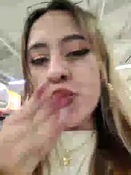 Snapshot of SarahXRusso chatting on December 22, 12:28 am SarahXRusso online show from December 22, 12:28 am