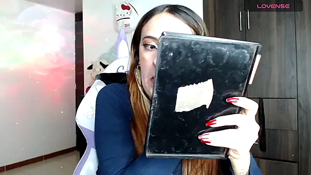 Snapshot of SarahXRusso chatting on December 23, 12:57 am SarahXRusso online show from December 23, 12:57 am