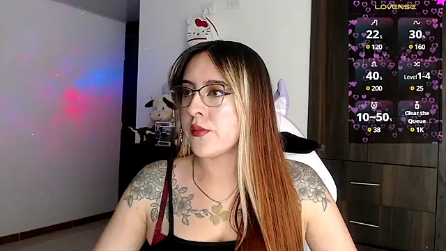 Snapshot of SarahXRusso chatting on December 9, 1:40 am SarahXRusso online show from December 9, 1:40 am