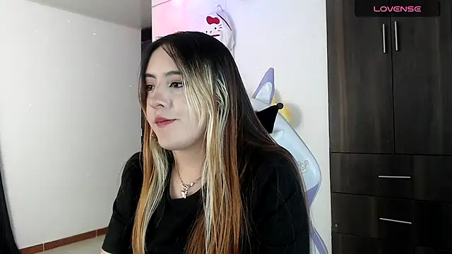 Snapshot of SarahXRusso chatting on February 7, 2:19 am SarahXRusso online show from February 7, 2:19 am