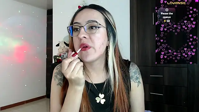 Snapshot of SarahXRusso chatting on December 15, 4:40 am SarahXRusso online show from December 15, 4:40 am