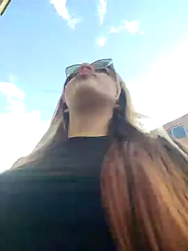 Snapshot of SarahXRusso chatting on December 19, 8:23 pm SarahXRusso online show from December 19, 8:23 pm