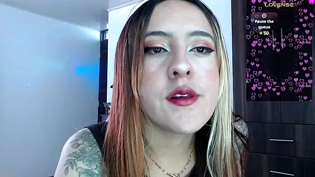 Snapshot of SarahXRusso chatting on December 21, 4:14 pm SarahXRusso online show from December 21, 4:14 pm