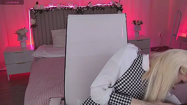 Snapshot of PamelamyDreamys chatting on May 22, 8:18 pm PamelamyDreamys online show from May 22, 8:18 pm