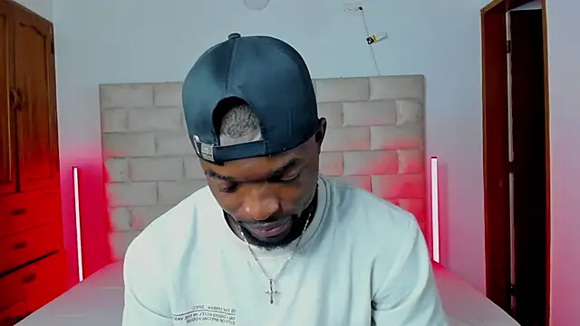 Snapshot of Dylan_Taylor chatting on January 8, 12:44 pm Dylan Taylor online show from January 8, 12:44 pm