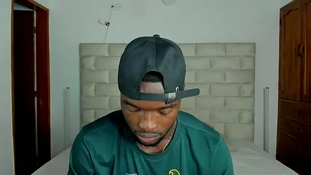 Snapshot of Dylan_Taylor chatting on February 11, 3:17 am Dylan Taylor online show from February 11, 3:17 am