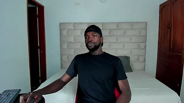 Snapshot of Dylan_Taylor chatting on November 15, 12:20 pm Dylan Taylor online show from November 15, 12:20 pm