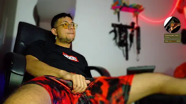 Snapshot of Nymphobuddies chatting on February 19, 10:53 pm Nymphobuddies online show from February 19, 10:53 pm