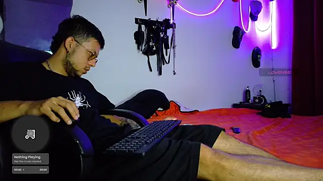 Snapshot of Nymphobuddies chatting on March 3, 4:43 am Nymphobuddies online show from March 3, 4:43 am