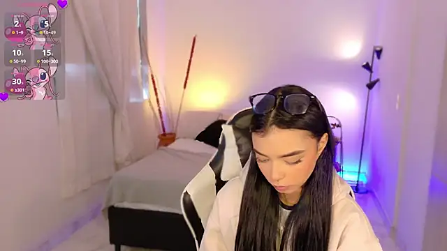 AnabelWolf online show from October 27, 4:30 pm