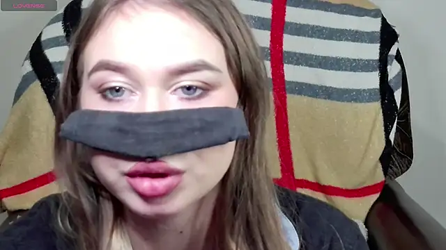 Mikki5P online show from February 7, 9:04 pm