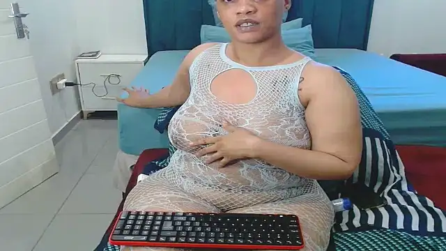 Snapshot of LolaTwerksXX chatting on July 3, 12:33 pm LolaTwerksXX online show from July 3, 12:33 pm