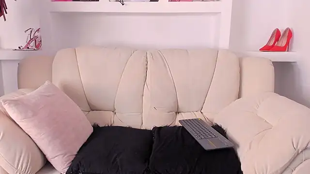 Snapshot of Radiant_Naomi chatting on December 16, 12:31 pm Radiant Naomi online show from December 16, 12:31 pm