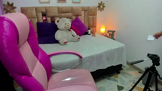 Snapshot of olivia_willd chatting on October 17, 8:10 pm olivia willd online show from October 17, 8:10 pm