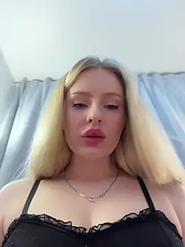 Snapshot of CaseyCumFace chatting on July 4, 7:18 pm CaseyCumFace online show from July 4, 7:18 pm
