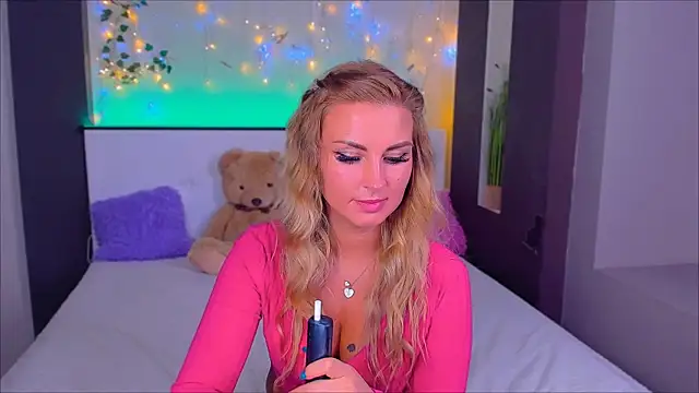 Snapshot of _UrLexxly chatting on November 23, 4:33 am UrLexxly online show from November 23, 4:33 am