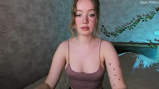 Snapshot of cutiemia0 chatting on February 3, 8:13 am cutiemia0 online show from February 3, 8:13 am