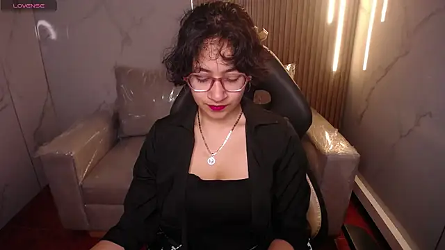 Lili Gomez  online show from November 21, 1:43 pm