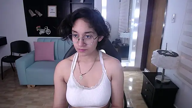 Lili Gomez  online show from March 11, 1:56 pm