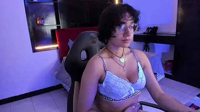 Lili Gomez  online show from December 5, 10:47 am