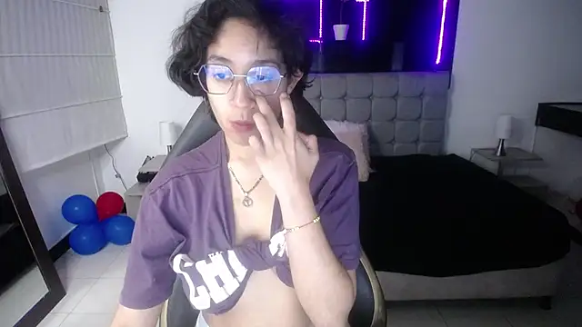 Lili Gomez  online show from March 6, 4:49 pm