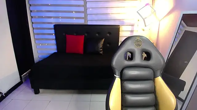 Lili Gomez  online show from November 4, 1:26 pm