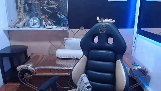 Lili Gomez  online show from October 14, 1:45 pm