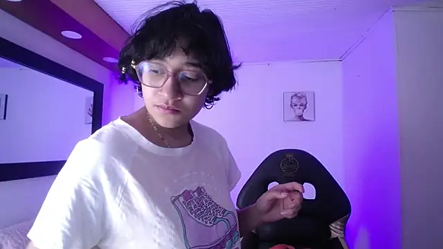 Lili Gomez  online show from November 12, 1:04 pm