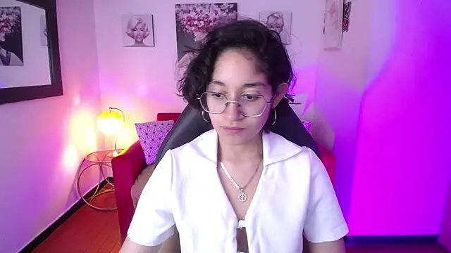 Lili Gomez  online show from March 22, 1:52 pm