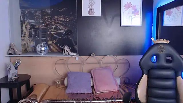 Lili Gomez  online show from October 20, 1:22 pm