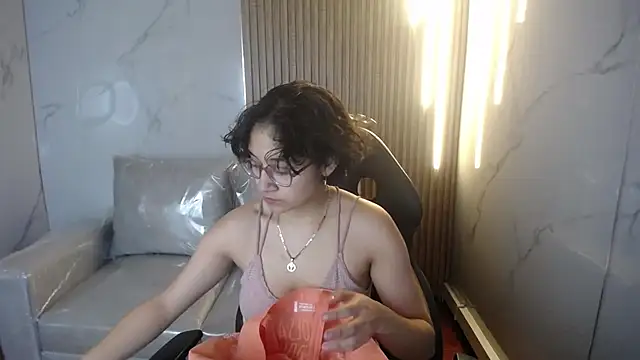 Lili Gomez  online show from November 19, 1:22 pm