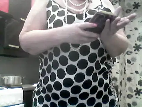 Snapshot of Lisa_Suzie chatting on February 9, 6:43 am Lisa Suzie online show from February 9, 6:43 am