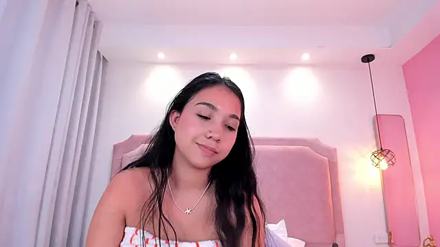 Snapshot of sophiawhite__ chatting on February 26, 7:32 pm sophiawhite online show from February 26, 7:32 pm