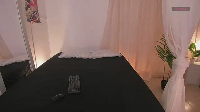 Lia Sweett  online show from February 4, 3:29 pm