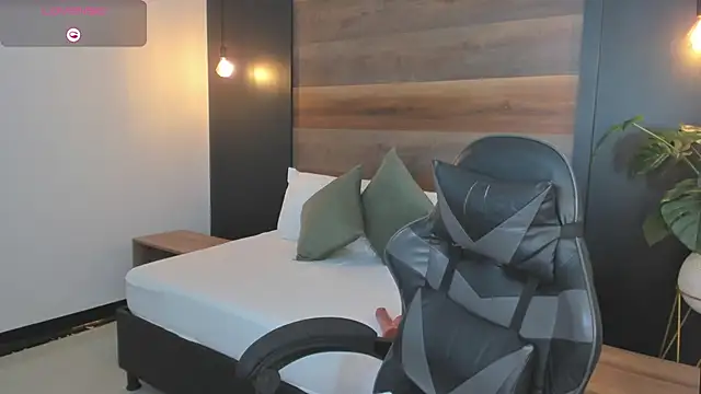 stephanya  online show from January 13, 7:18 pm