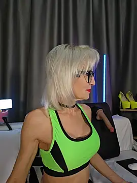 Snapshot of Milforja chatting on June 7, 6:24 pm Milforja online show from June 7, 6:24 pm