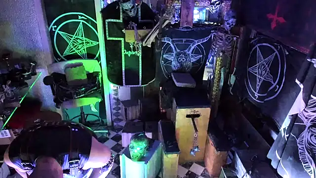 Snapshot of BULGEDEMON chatting on October 30, 1:48 am BULGEDEMON online show from October 30, 1:48 am