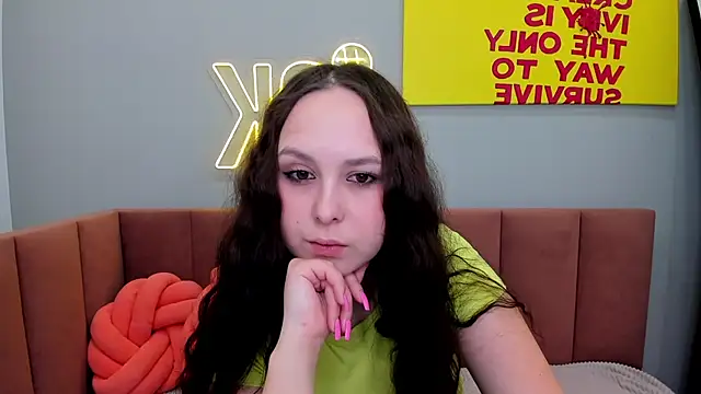 Snapshot of BeatriceReeves chatting on June 6, 1:11 am BeatriceReeves online show from June 6, 1:11 am